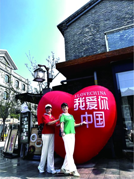 游客打卡上新街